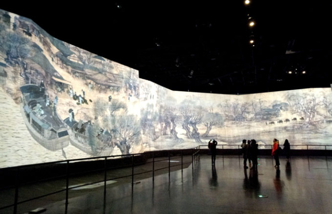 Tecnología moderna vuelve historia el “correr” para ver famosas pinturas en Palacio Imperial de Beijing