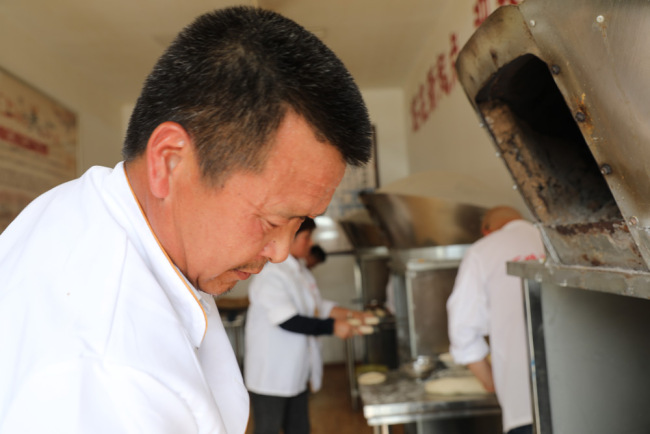 La gente de Xiatang se hace rica a través de vender tortas