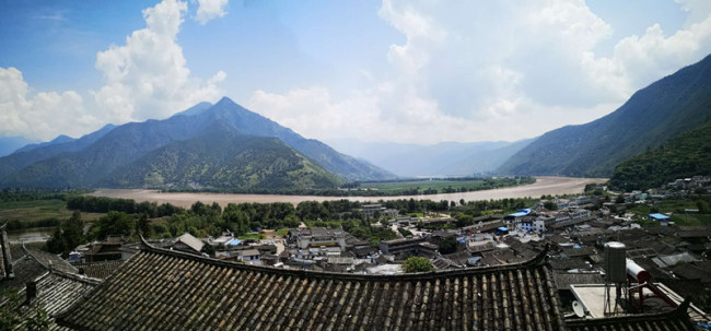 Se celebra la ceremonia de lanzamiento de una entrevista temática alrededor de la “franja económica del río Yangtze” en la ciudad de Lijiang
