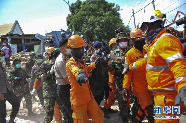 A 131 se eleva el número de muertos por terremoto en Indonesia