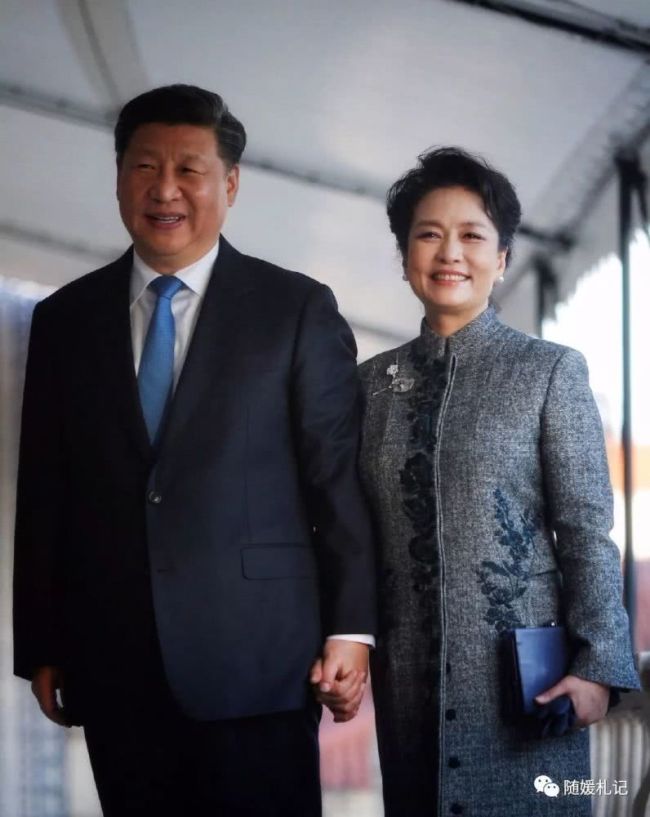 El primer día, aterrizó el avión en España. El presidente chino y su esposa salieron de la cabina.