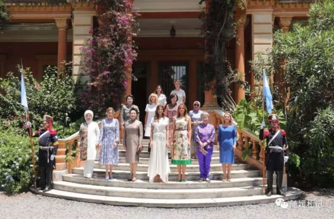 La primera dama de Argentina, Juliana Awada, almorzó con 12 mujeres, parejas o acompañantes de los líderes que asistieron a la cumbre del G20, en Villa Ocampo, la antigua vivienda de la escritora Victoria Ocampo ubicada en la zona norte bonaerense.