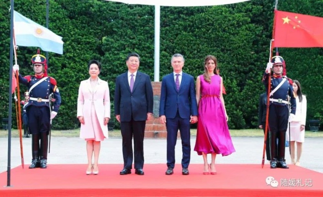 Del 30 de noviembre al 2 de diciembre, Argentina El presidente chino Xi Jinping y su esposa Peng Liyuan tomaron una foto con el presidente argentino y su esposa.