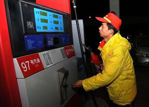 China reduce precios minoristas de combustibles