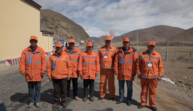 Trabajadores de mantenimiento de carretera a una altura de 4150 metros en Tíbet