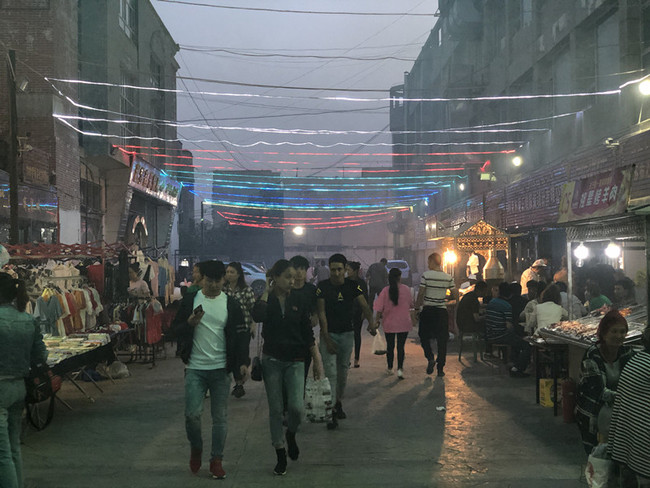 Feria nocturna en Aksu