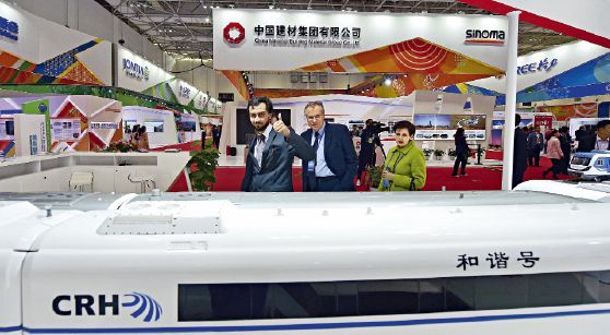 14 de octubre de 2016. Visitantes observan un modelo de tren chino de alta velocidad en la Exposición de Mercancía y Cooperación Industrial entre China y América Latina en la ciudad de Tangshan, provincia de Heibei. Cnsphoto