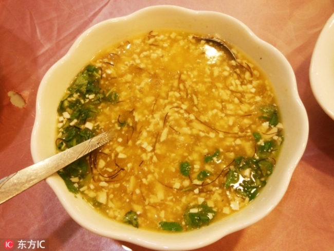 Sopa de pescado desmenuzado y tofu (requesón de soja)