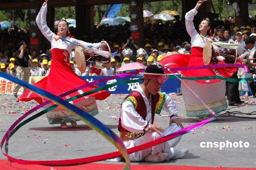 Danza alegre de los agricultores, de la etnia coreana