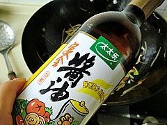 4. Agregar condimentos mientras saltear la comida. A los chinos les gusta la salsa de soja. 