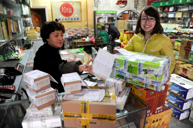 Foto II: vendedoras del sur de China están preparando los paquetes para enviar por correo