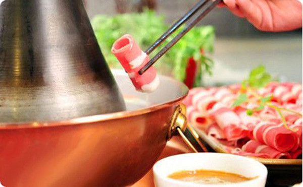 Para los pekineses, la salsa de sésamo es el complemento perfecto para una fondue de cordero.