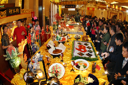 La gastronomía local concita la atención de la gente en una feria culinaria de Tianjin.