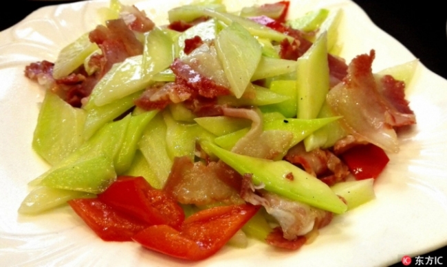 Carne salada ahumada con berza roja