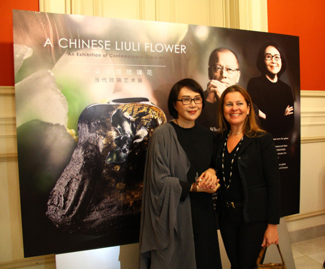 Expresar la cultura china a través del cristal esmaltado a color: La vida artística de Yang Huishan y Zhang Yi