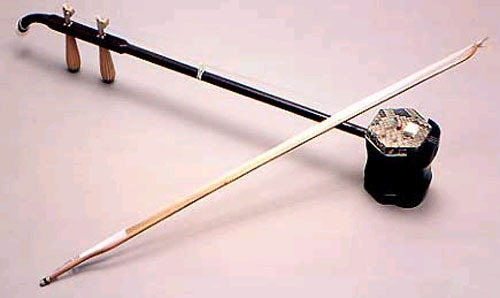 El instrumento musical principal de acompañamiento de la ópera de Huangmei es el Gaohu.