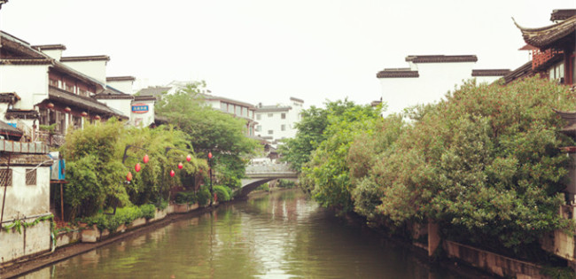 Salpicaduras de remos y luz de linternas en el río Qinhuai (Zhu Ziqing)
