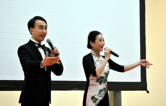 Dos protagonistas de la película “Leyenda de la Serpiente Blanca: Amor”, Zeng Xiaomin y Wen Ruqing (Foto: Guo Qiuda de Xinhua)