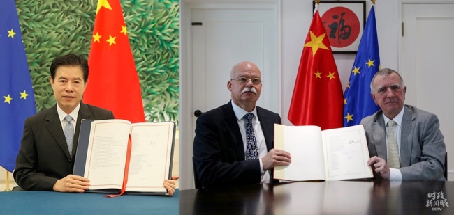 El ministro de Comercio de China, Zhong Shan, el embajador de Alemania en China, Clemens von Goetze (derecha) y el embajador de la UE en China (medio), Nicolas Chapuis, firmaron el acuerdo sobre la protección y cooperación de las indicaciones geográficas.
