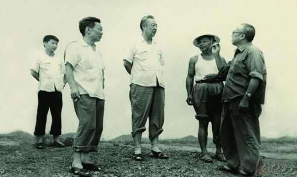 En agosto de 1978, Xi Zhongxun (tercero desde la izquierda) realizó una investigación en las áreas rurales de Huiyang, Guangdong. Xi Jinping (primero desde la izquierda) participó en actividades de práctica social durante las vacaciones de verano y se fue al campo con su padre.