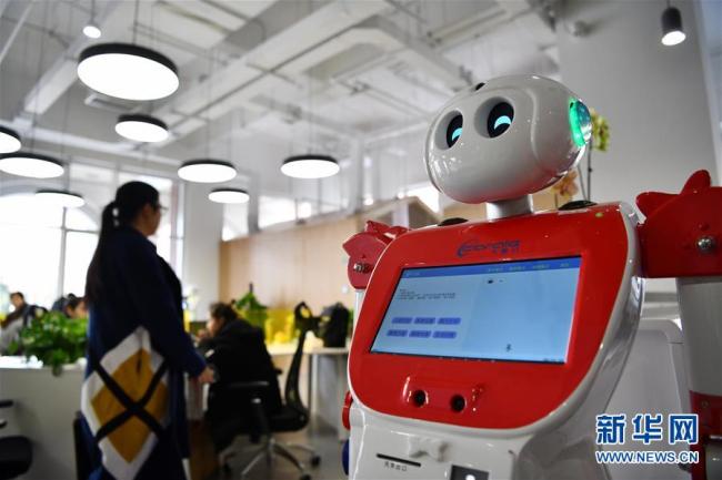 Inteligenta roboto fotita en la scienc-teknika ĝardeno de Tianjin-Binhai-Zhongguancun<br><br>