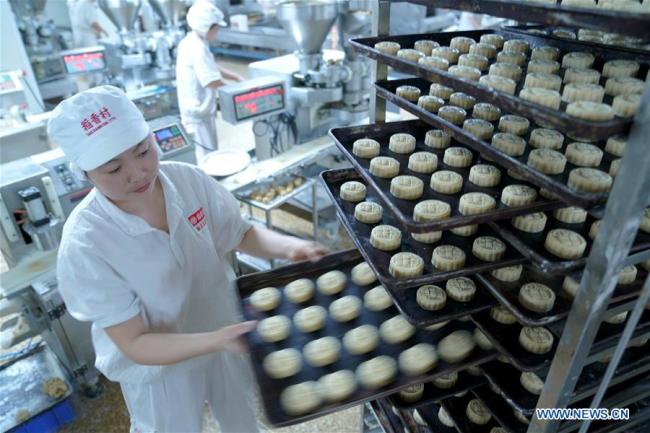 Des employées font des gâteaux de lune dans une entreprise dans l'arrondissement de Tongzhou, à Beijing, capitale de la Chine, le 27 septembre 2017. (Xinhua)