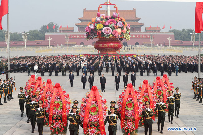 Xi Jinping rend hommage aux héros nationaux sur la place Tian'anmen