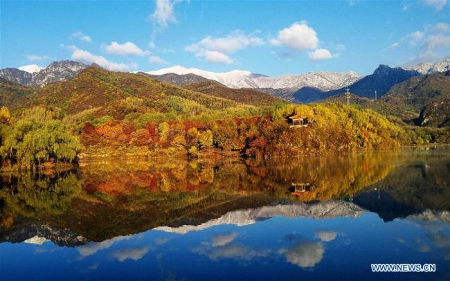 Photo prise le 11 octobre 2017 montrant le paysage d'automne du Mont Haituo dans le district de Yanqing, à Beijing, en Chine. (Xinhua/Li Xin)
