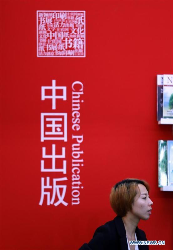 Une exposante au travail dans le pavillon chinois de la 69e Foire du livre de Francfort, en Allemagne, le 11 octobre 2017.