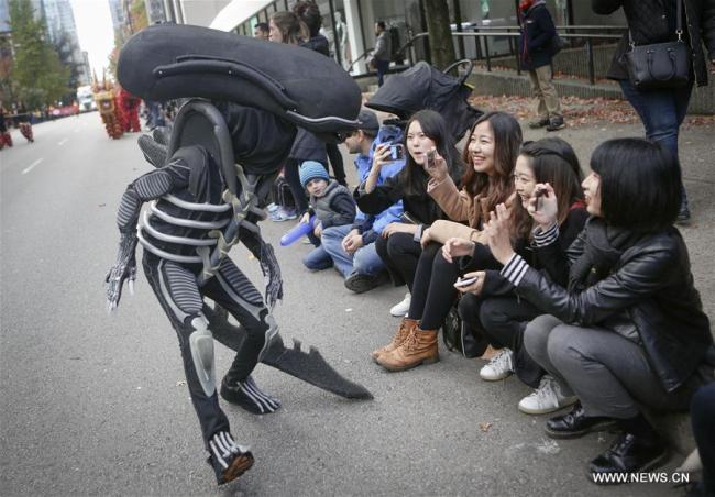 Des gens assistent à la 4e parade annuelle d'Halloween à Vancouver, au Canada, le 15 octobre 2017. (Xinhua/Liang Sen)