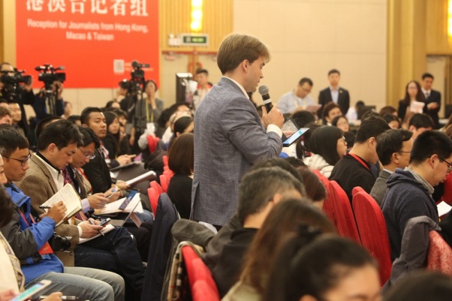Première conférence de presse organisée en marge du 19e Congrès national du PCC.
