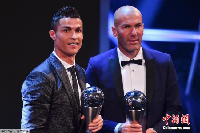 Cristiano Ronaldo a été élu meilleur joueur lors de la cérémonie des Best FIFA Awards organisée ce lundi à Londres. Trois hommes étaient en concurrence pour l’emporter cette année : Neymar (Paris Saint-Germain), Lionel Messi (FC Barcelone) et Cristiano Ronaldo (Real Madrid). Mais au final, c’est Ronaldo qui a été primé. Il s’agit de la troisième fois qu’il remporte ce titre.