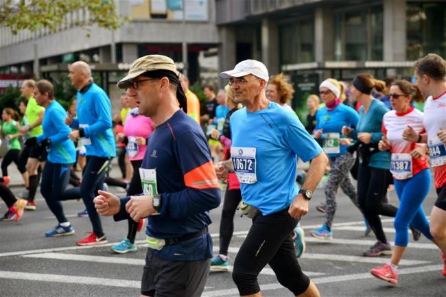 Des participants courent lors du 22e Marathon de Ljubljana à Ljubljana, en Slovénie, le 29 octobre 2017. (Xinhua/Matic Stojs)