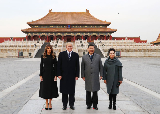 Le président chinois Xi Jinping (2e à droite) et son épouse Peng Liyuan (1ère à droite), avec le président américain Donald Trump (2e à gauche) et sa femme Melania Trump posent pour une photo devant Taihedian, la Salle de l’Harmonie Suprême, pendant leur visite à la Cité Interdite (ou Musée du Palais) à Beijing, capitale chinoise, le 8 novembre 2017. [Photo / Xinhua]
