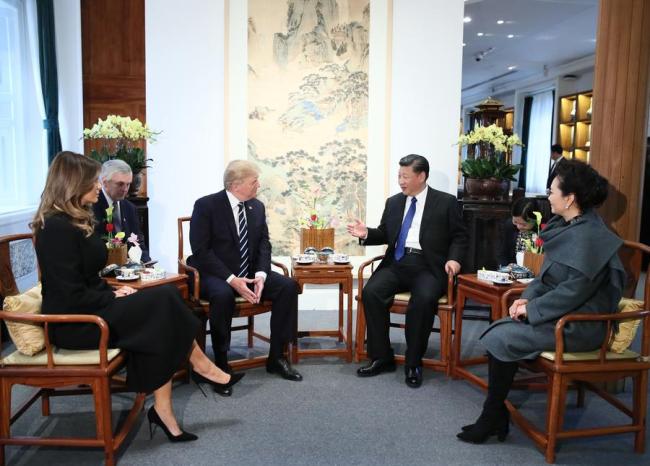Le président chinois Xi Jinping et son épouse Peng Liyuan prennent le thé avec le président américain Donald Trump et son épouse Melania à la Cité Interdite à  Beijing, le 8 novembre 2017. [Photo / Xinhua]