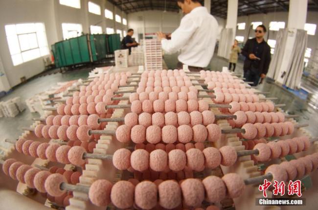 Découvrez la première ligne de production de perles en porcelaine à Jingdezhen