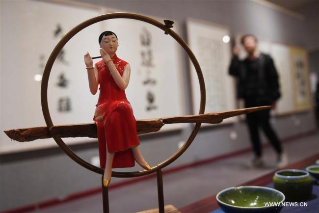 Des visiteurs regardent des œuvres d'art lors d'une exposition à l'Université normale de Changsha à Changsha, capitale de la province du Hunan (centre de la Chine), le 11 novembre 2017. Une exposition d'art a été organisée samedi à l'Université normale de Changsha. (Xinhua/Li Ga)