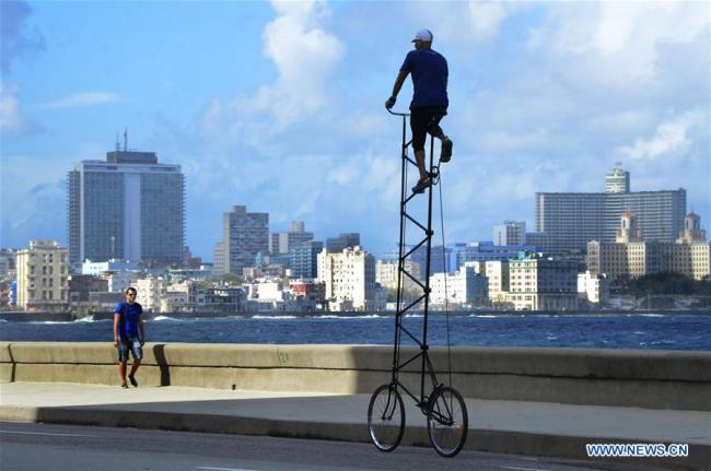  Felix Guirola sur son vélo géant dans un rue de La Havane, à Cuba, le 11 novembre 2017. Felix Guirola a remis en état depuis août 1981 divers vélos dont cette bicyclette unique de quatre mètres. (Photo : Joaquin Hernandez)
