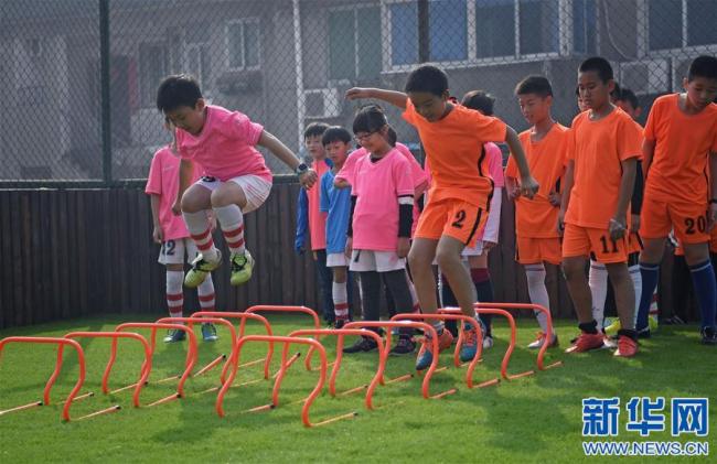 Jiangxi : un terrain de football aérien attire l'attention du public