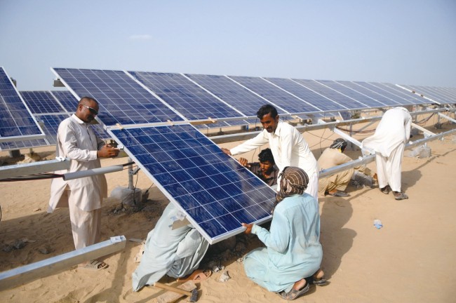 Le 27 août 2015, les ouvriers pakistanais du Pendjap sont en train d’installer des panneaux photovoltaïques sur les centrales du Zonergy qui possèdent une puissance de 9 000 mégawatts. 