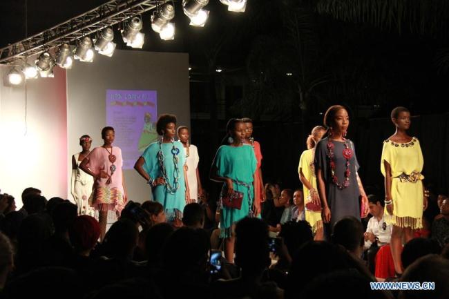 Des mannequins présentent des créations lors de la 10e Semaine de la mode swahilie à Dar es Salaam, en Tanzanie, le 2 décembre 2017. Le plus grand événement annuel de la mode dans l'est et le centre de l'Afrique, la Semaine de la mode swahilie, offre une plate-forme aux stylistes des pays parlant le swahili pour montrer leur créativité dans ce secteur. L'événement 2017 a rassemblé plus de 50 stylistes de différents pays. (Photo : Li Sibo)