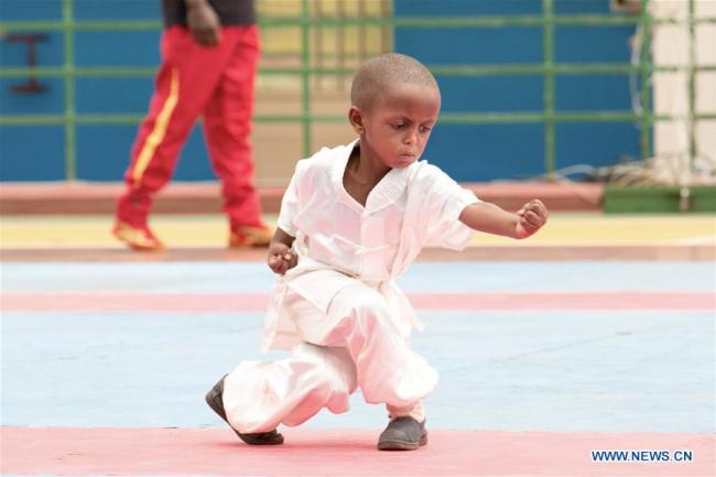 Un enfant pratique le kung-fu lors de la finale du Concours national des arts matiaux du Rwanda, le 10 décembre 2017 à Kigali, capitale du Rwanda. (Photo : Gabriel Dusabe)
