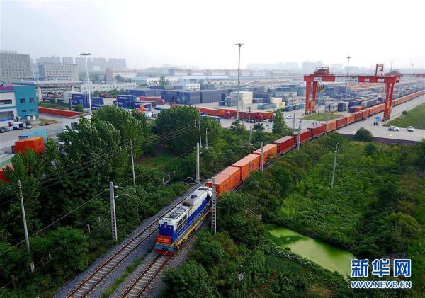 Un train de China Railway Express en route vers l'Europe quitte le centre de fret de la gare de Zhengzhou au début du mois d'août, faisant bien plus de voyages par rapport aux années précédentes depuis le début du programme en 2011.