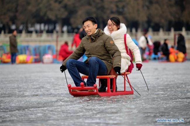 Des gens s'amusent sur la surface gelée du lac Kunming, au Palais d'été, à Beijing, capitale chinoise, le 7 janvier 2018. (Liu Xianguo)
