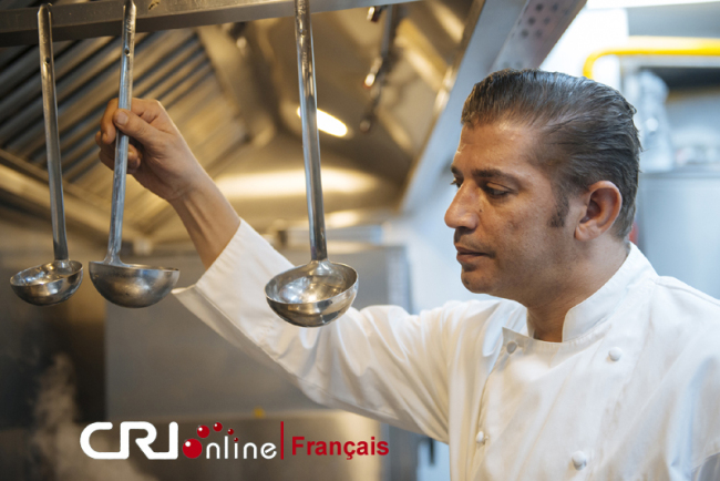 Le chef français Abdelhak Bourenane travaille en cuisine en Chine