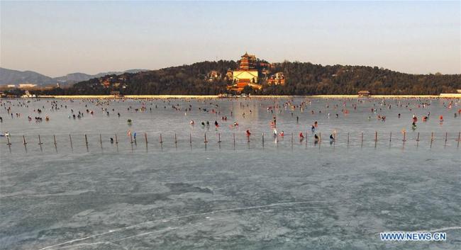 Des gens s'amusent sur la surface gelée du lac Kunming, au Palais d'été, à Beijing, capitale chinoise, le 13 janvier 2018. (Li Zhiming)