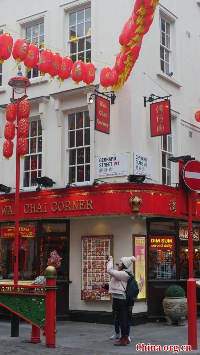 Cette célèbre porte située au cœur de Chinatown, le quartier chinois de Londres, accueille les visiteurs à Gerrard Street, déjà décorée dans l'esprit du Nouvel An chinois. 