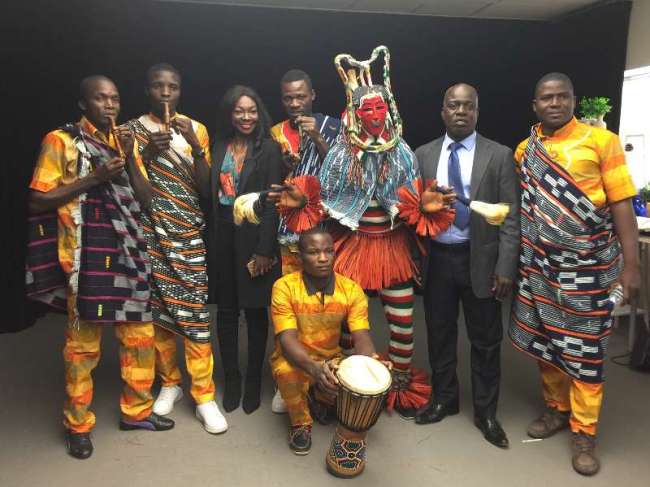 Les artistes de zaouli de Manfla de la Côte d'Ivoire avec le chef d’équipe Koffi Amani, et la gabonaise Bola assurant le premier rôle féminin dans ce sketch