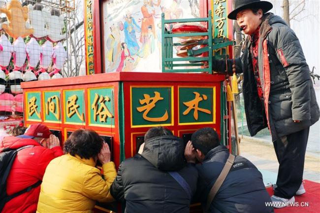  Des visiteurs dans une foire du temple dans le parc Longtanhu à Beijing, capitale chinoise, le 18 février 2018. Plusieurs foires du temple sont organisées à travers le pays au cours des vacances de la fête du Printemps. (Zhang Xiuke)