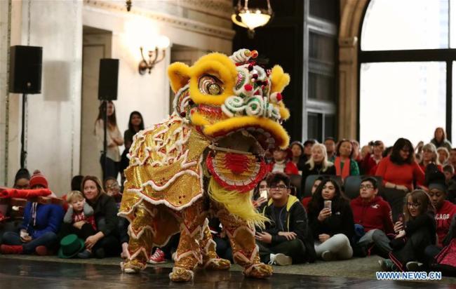 Des artistes effectuent la danse du lion au Centre culturel de Chicago, aux Etats-Unis, le 16 février 2018. Plus de 300 visiteurs se sont réunis dans le Centre culturel de Chicago pour apprécier la culture chinoise traditionnelle alors qu'une cérémonie s'est tenue vendredi pour lancer officiellement les célébrations du Nouvel An chinois à Chicago. (Photo : Wang Ping)